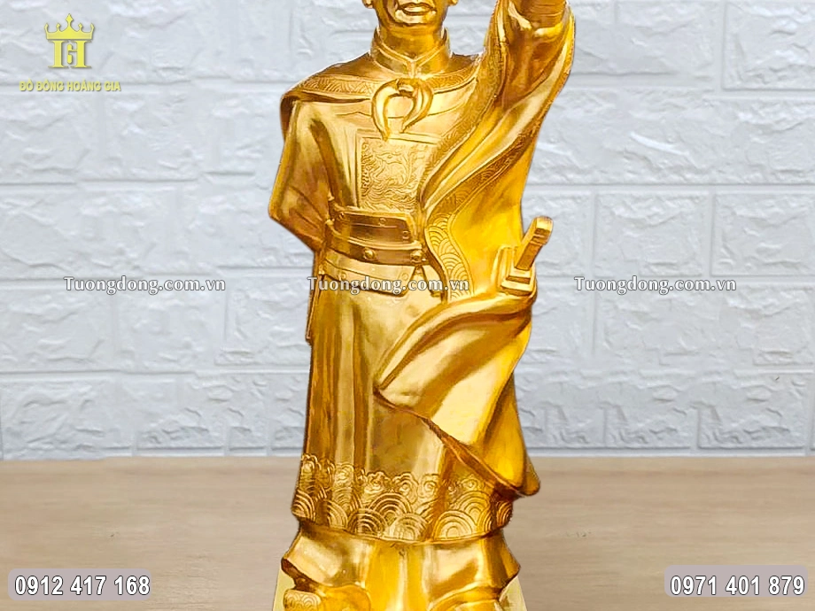 Ngài được đúc theo dáng đứng chỉ tay uy nghiêm